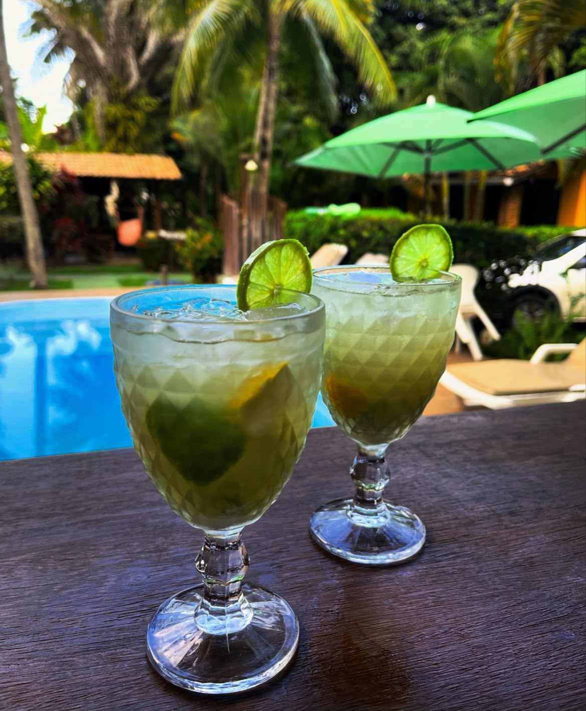 Drinks do bar à beira da piscina