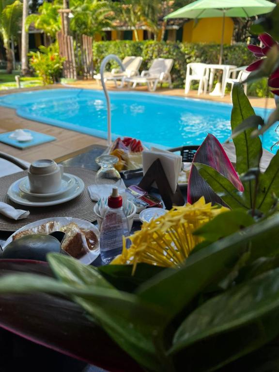 Café da manhã com a piscina ao fundo
