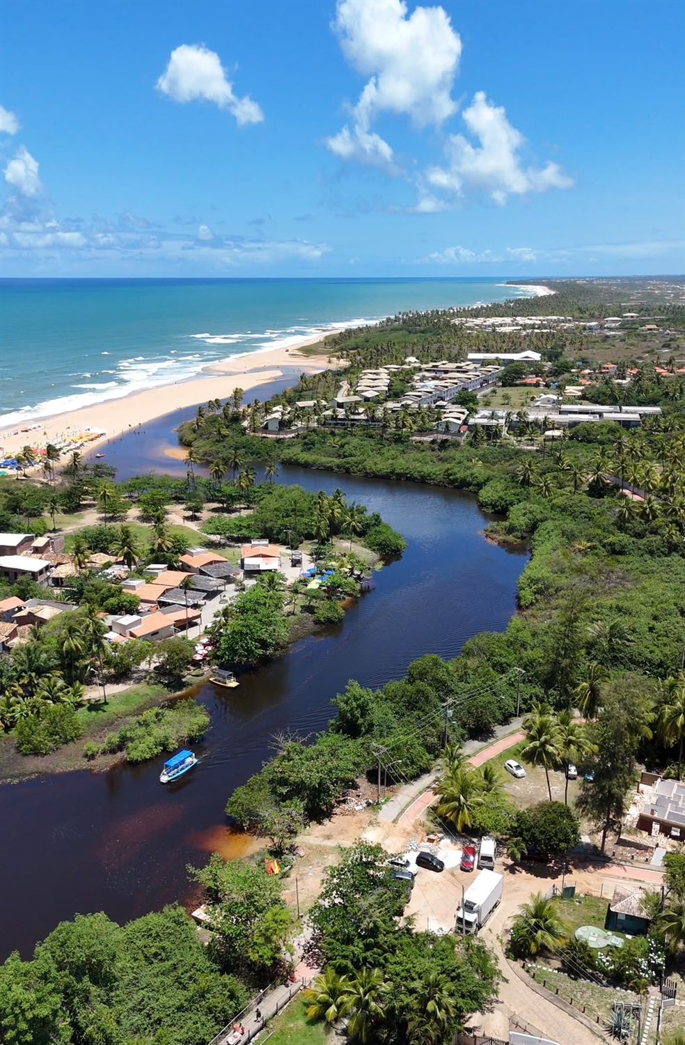 Vista aérea: o rio de Imbassaí encontrando o mar