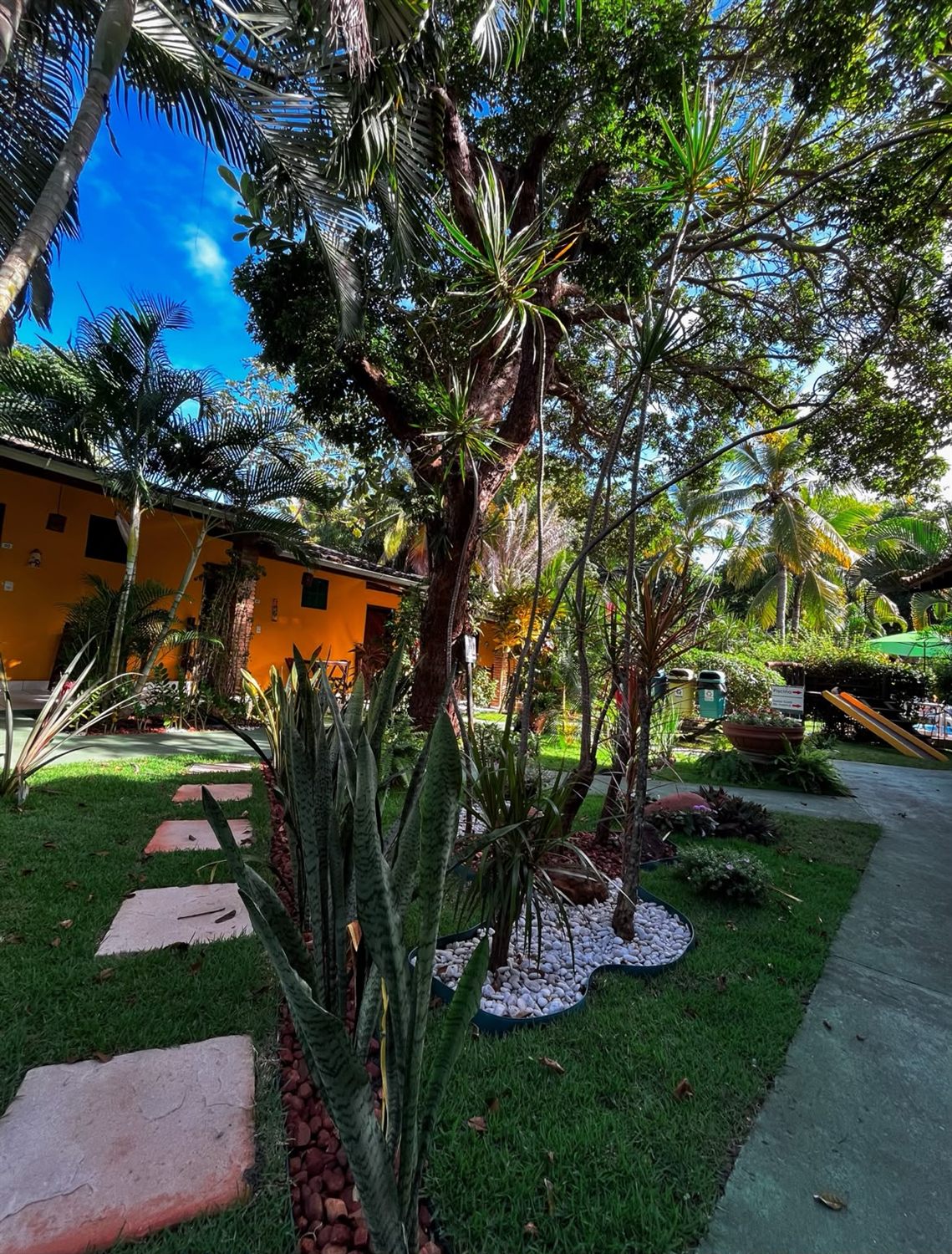 O jardim e o caminho entre as suítes