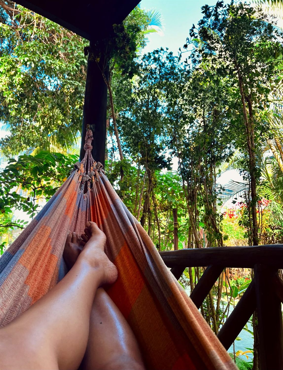 Descanso na rede da varanda, com vista para o verde